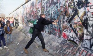 teenager-Berlin-Wall-007